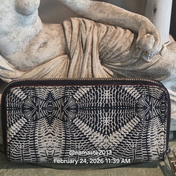 L.A.M.B. Gwen Stefani Batik Geometric Wallet Designer Leather Celebrity #186 - Picture 2 of 15